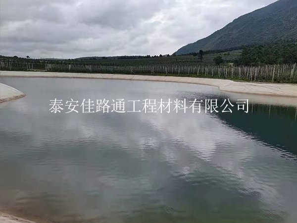“膜”力前奏:防滲膜鋪設(shè)施工的精準(zhǔn)預(yù)備方程式 “膜”力前奏:防滲膜鋪設(shè)施工的精準(zhǔn)預(yù)備方程式